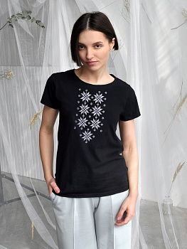 Женская футболка черная с белой вышивкой "Жыццё" 