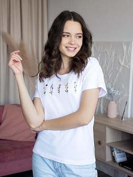 Женская белая футболка со спущенным плечом и разрезами с вышивкой "5 flowers"