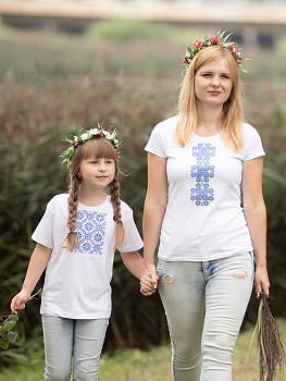 Женская футболка белая с синей вышивкой "Каляды" 