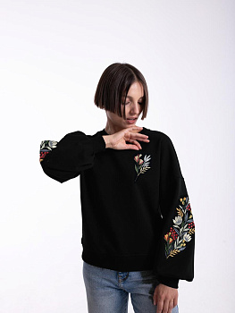 Черный женский свитшот оверсайз с цветочной вышивкой на рукавах