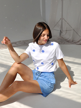 Женская белая футболка оверсайз с вышивкой "Василёчки"