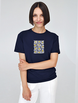 Женская темно-синяя футболка оверсайз с вышивкой "Поле ромашек"