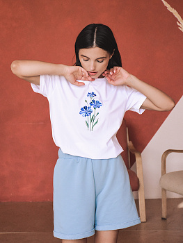 Женская белая футболка оверсайз с вышивкой "Василек"