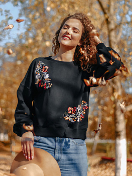 Женский черный свитшот оверсайз с цветочной вышивкой по диагонали