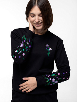 Женский свитшот черный прямого кроя с вышивкой "Крокусы"