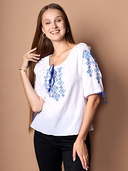 Белая блузка с синей вышивкой "Орнамент"