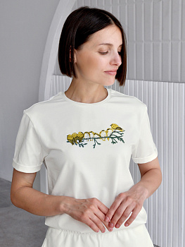 Женская молочная футболка оверсайз с вышивкой "Птичьи посиделки"