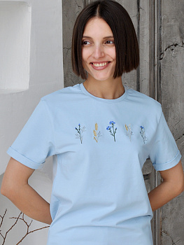 Женская голубая футболка оверсайз с вышивкой "Шёпот полей"