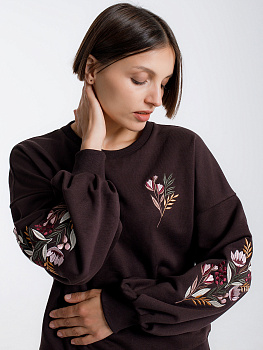 Горький шоколад женский свитшот оверсайз с цветочной вышивкой на рукавах