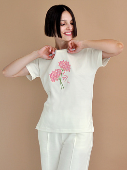 Женская молочная футболка со спущенным плечом с вышивкой "Гортензия"